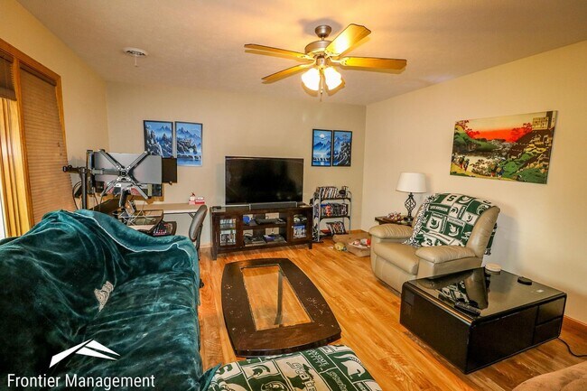 Building Photo - Beautiful 3 bedroom home just minutes from...