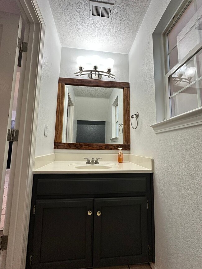 Building Photo - Tons of Character! 3 bed 2.5 bath amazing ...