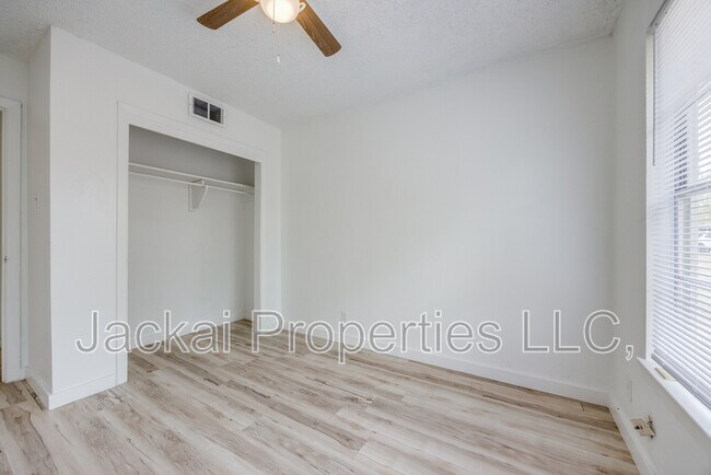 Building Photo - 15 MacArthur Dr