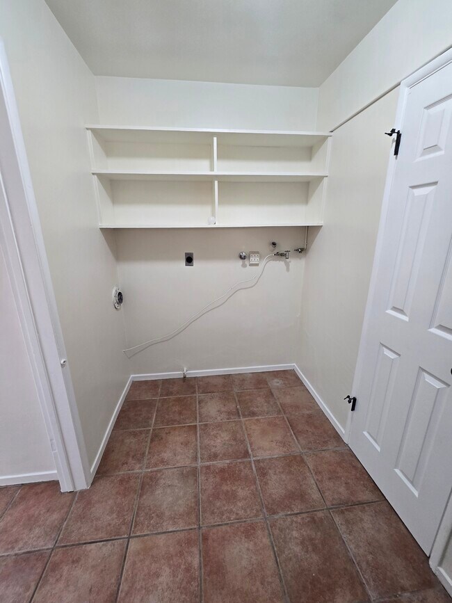 Building Photo - 449 Thumbelina Dr