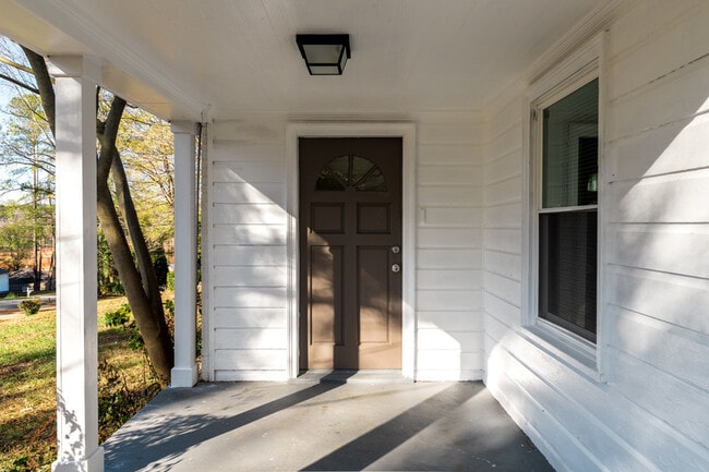 Building Photo - 1850 Hillsdale Dr