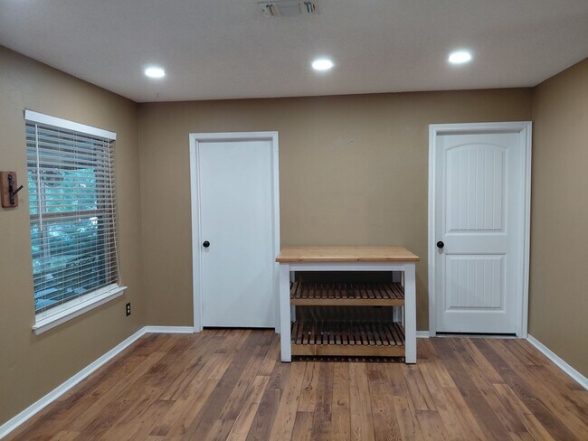 Building Photo - 4/2 Private Backyard + Huge SHOP