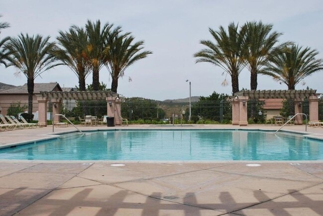 Building Photo - 3 Bed, 2.5 Bath Townhome in gated Park Lane Community