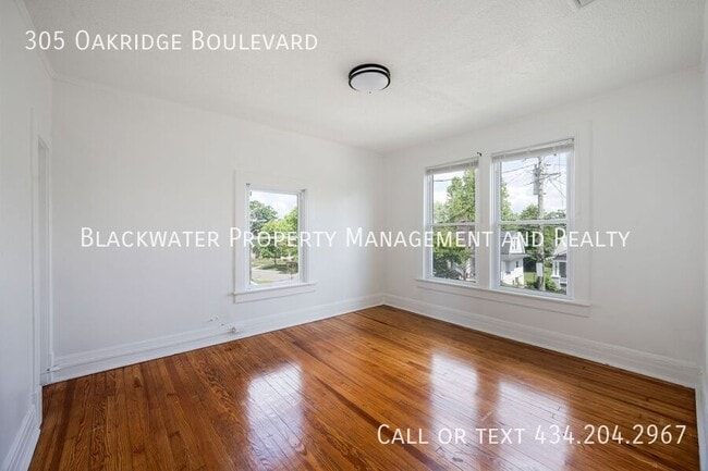 Building Photo - 305 Oakridge Blvd