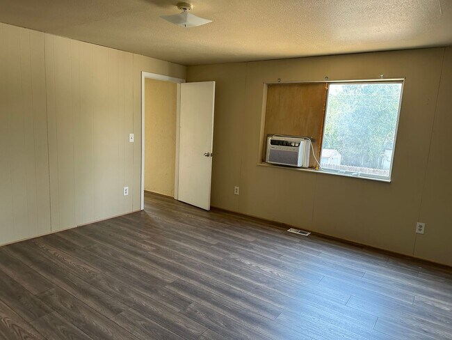 Building Photo - 207 20th Ave S