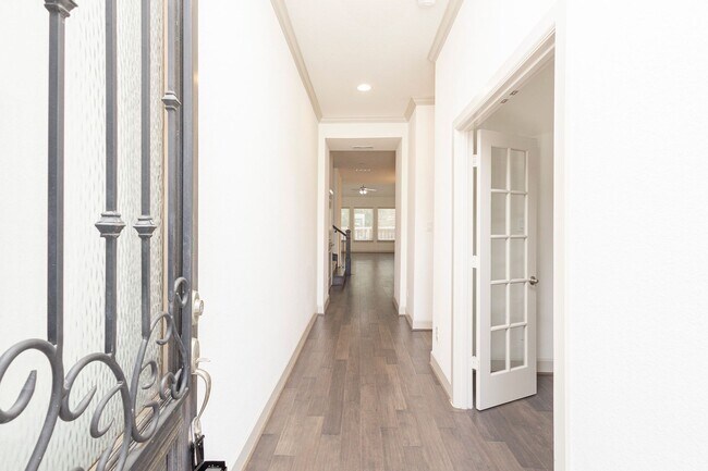 Building Photo - This house offers beautiful open floor plan with high ceilings and lots of natural light.