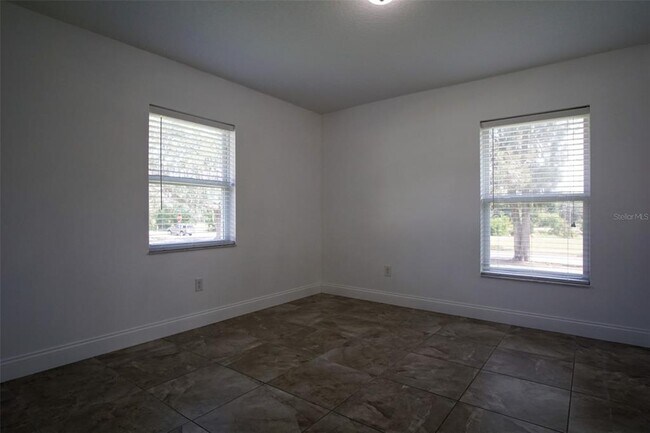 Building Photo - 217 Maple St W