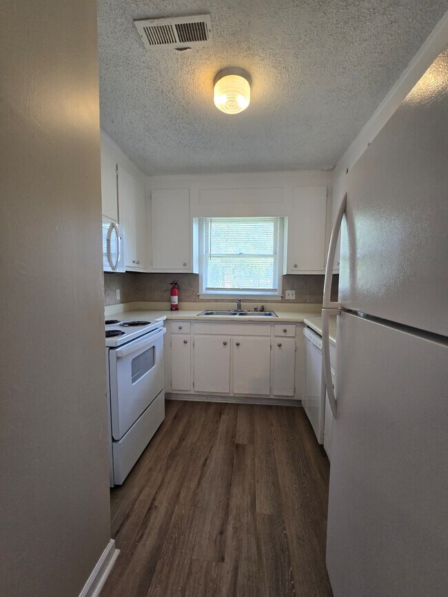 Building Photo - 4502 Bonnell Dr NW