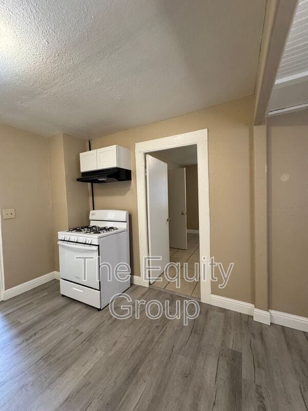 Building Photo - 928 W Goshen Ave
