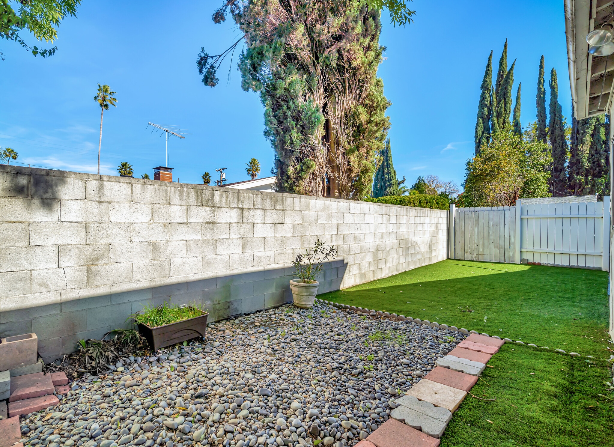 Building Photo - 15157 Valleyheart Dr