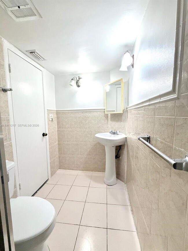 Building Photo - 1201 NE 191st St