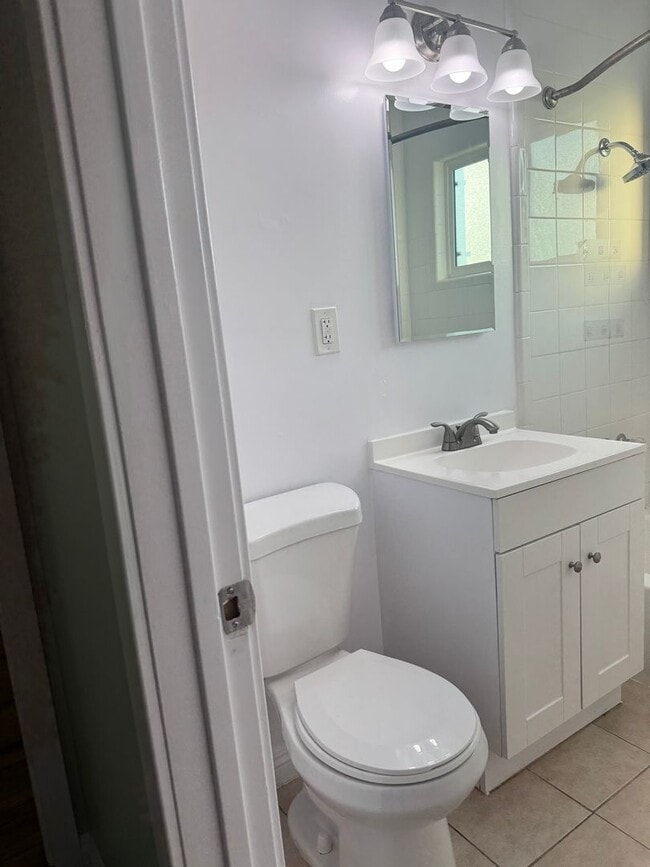 Building Photo - 1 BDRM DOWNSTAIRS AVAILABLE!