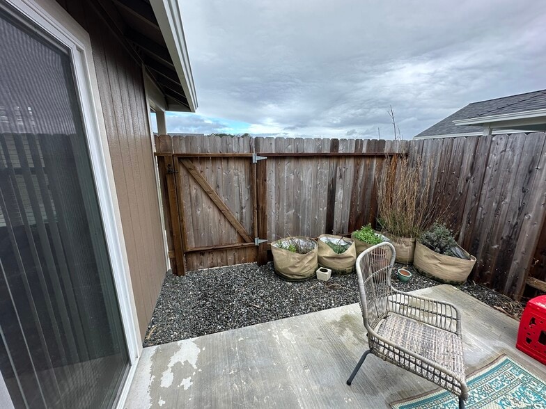 Building Photo - 2632 Avelar Ct