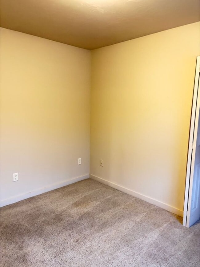 Building Photo - 3 Bedrooms 2 1/2 Bathroom Bozeman Townhouse - Great Location