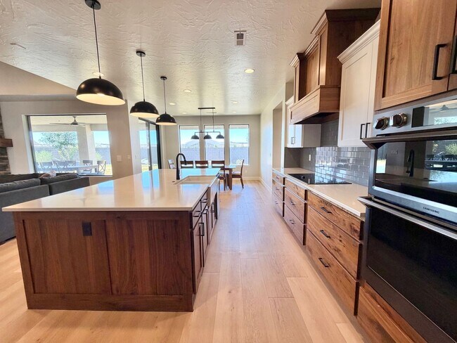 Building Photo - Beautiful Modern 5 Bedroom Home!! Furnished or Unfurnished option!!