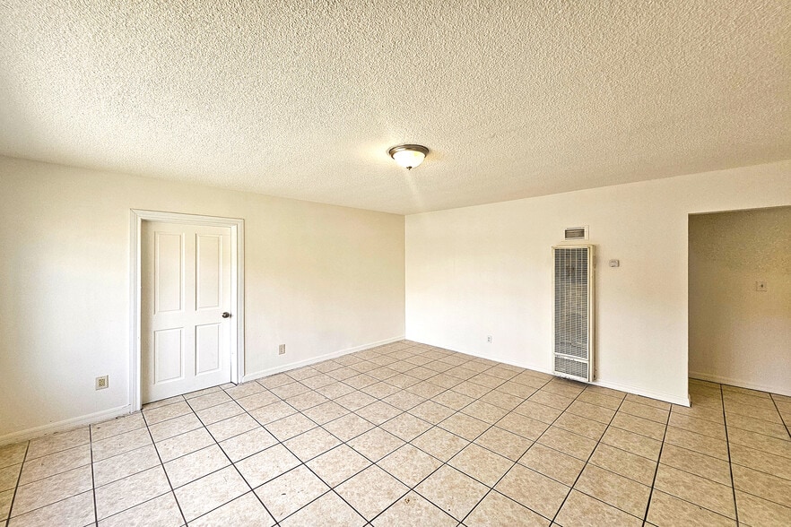 Building Photo - 1214 E 82nd St