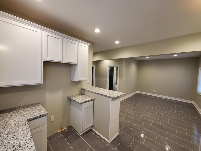 Building Photo - 2914 Hurlbut St