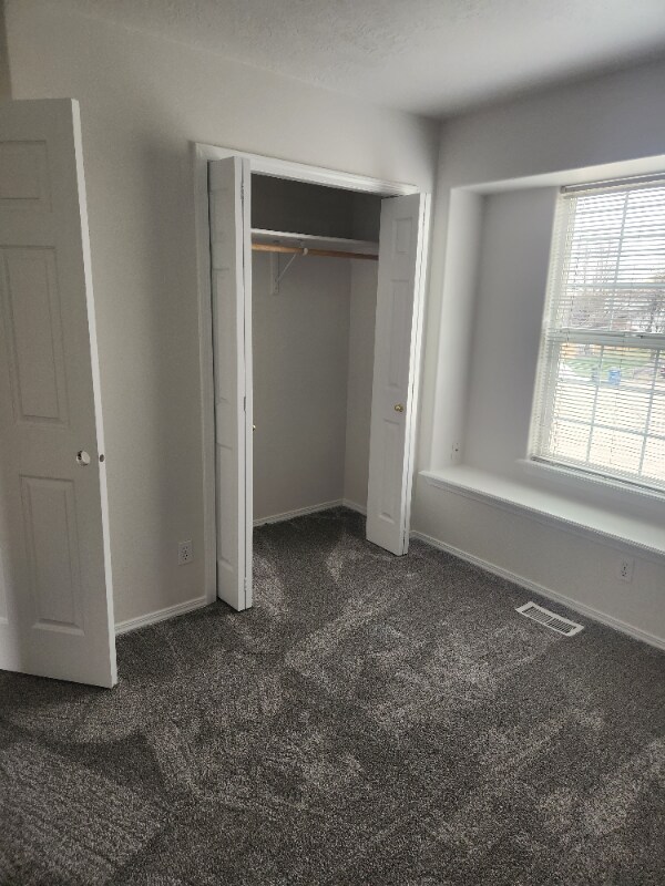 Building Photo - 1427 W Roberts Pl