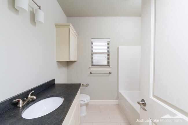 Building Photo - 3 bedroom 2 bath modern style home minutes from I-49 and Fayetteville access !!