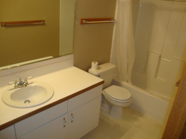 Building Photo - Great 4 bed Duplex