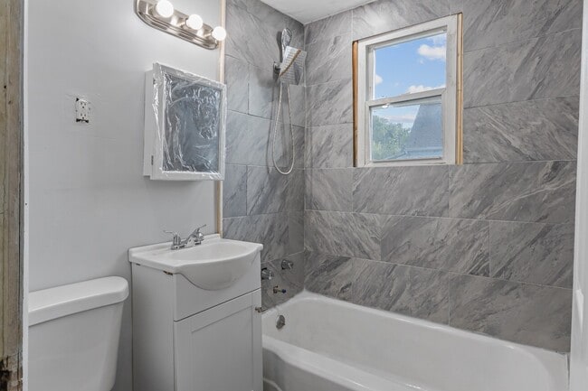 Building Photo - Updated 3-Bedroom | 2-Bath | Central AC | ...