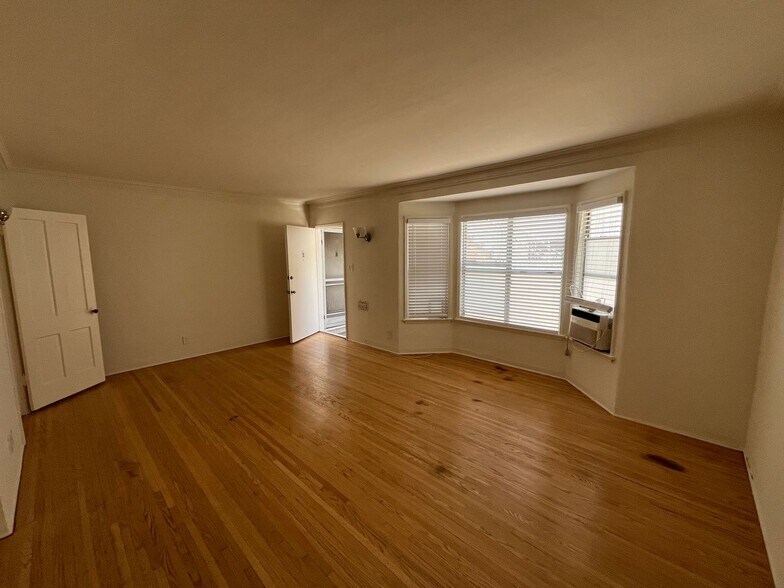 Primary Photo - 820 N Edinburgh Ave
