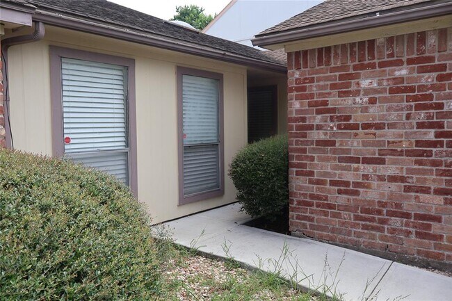 Building Photo - 12907 Maxfield Dr