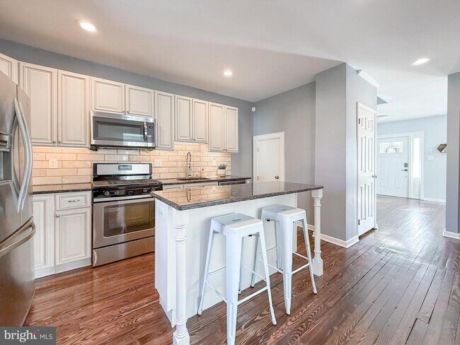 Building Photo - 209 W Madison Ave