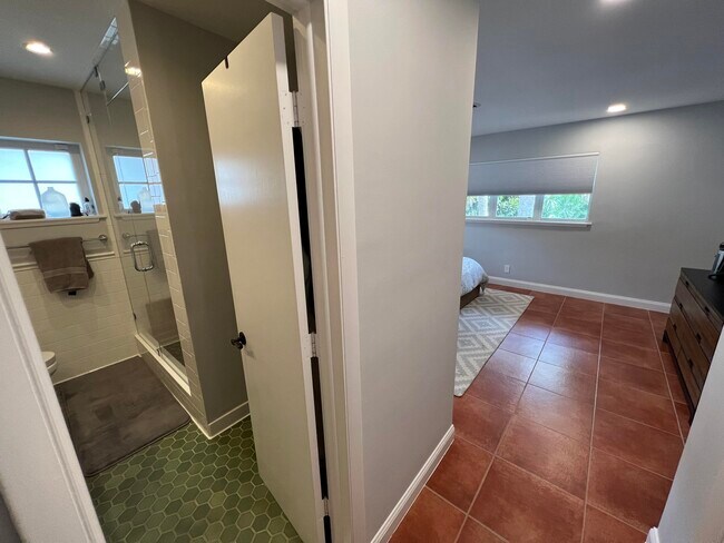 Building Photo - 1653 Poinsettia Dr