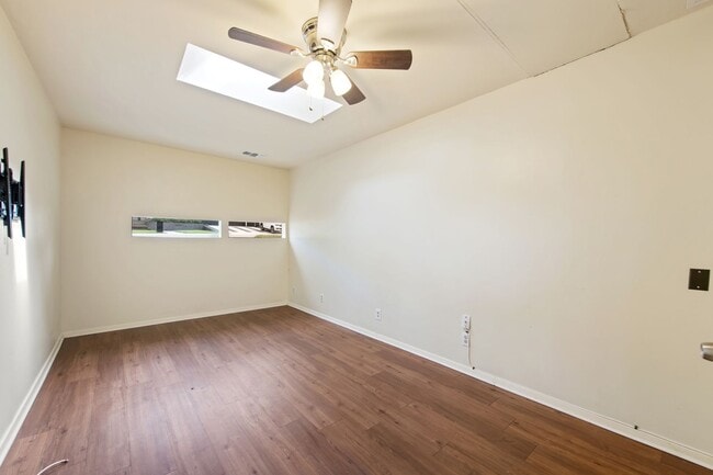 Building Photo - Available Now: Charming 3 Bed / 2 Bath in Rollingwood - Zoned to Eanes ISD - Large Yard