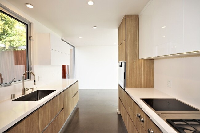 Building Photo - Stunning Mid-Century Modern 3 Bed/ 2 Bath ...
