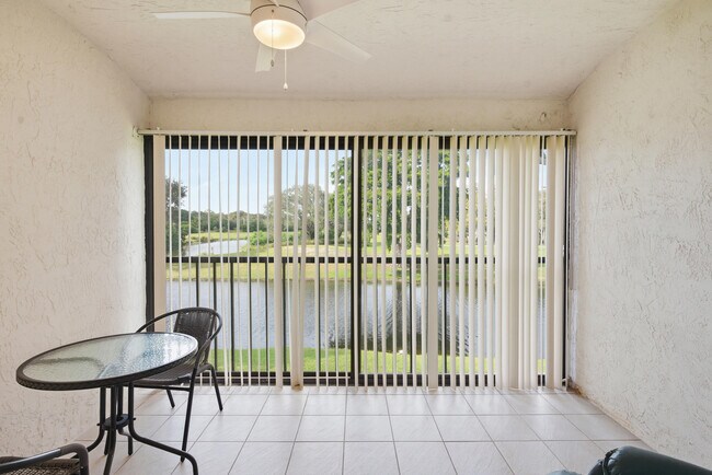 Building Photo - 9292 Vista Del Lago