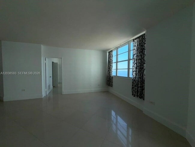 Building Photo - 801 Brickell Bay Dr