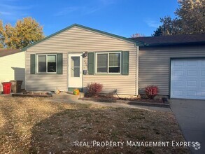 Building Photo - Spacious 4-Bed Home with Open Concept & La...