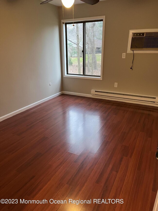 Building Photo - 136 Amberly Dr