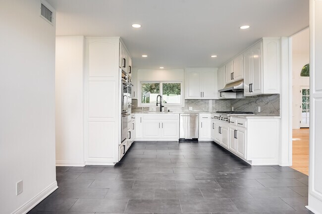 Building Photo - 15851 Mulholland Pl