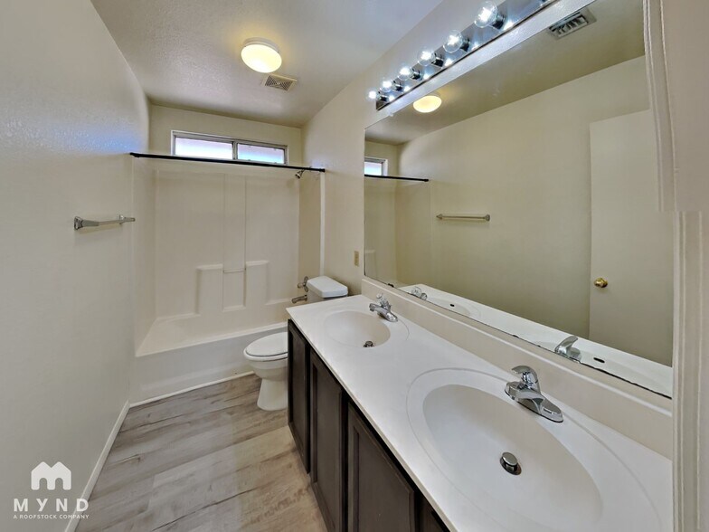 Building Photo - 9056 N Wild Eagle Ave