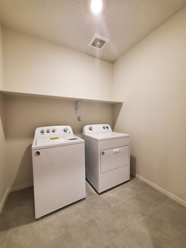 Building Photo - 3 bed 2 bath Energy Efficient Home!