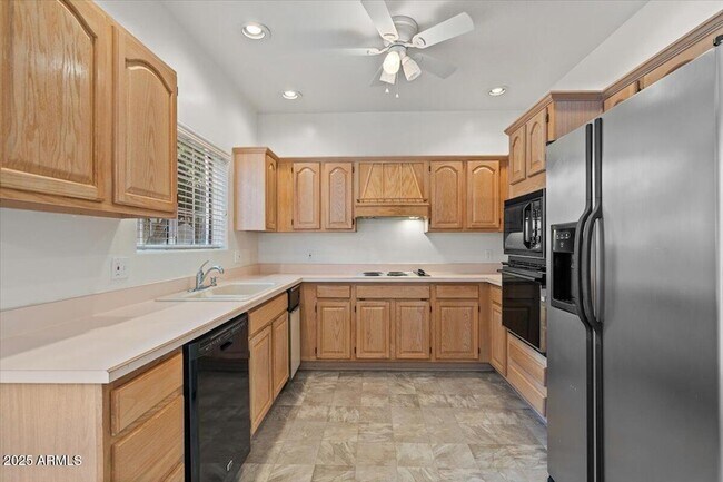 Building Photo - 5200 S Lakeshore Dr