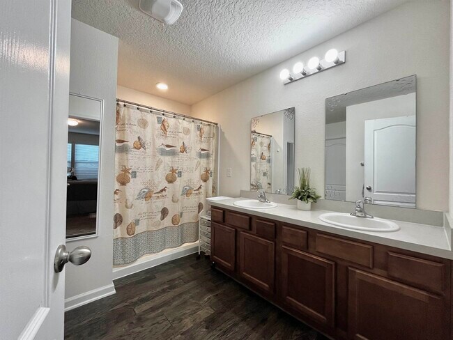 Building Photo - 124 Cody St