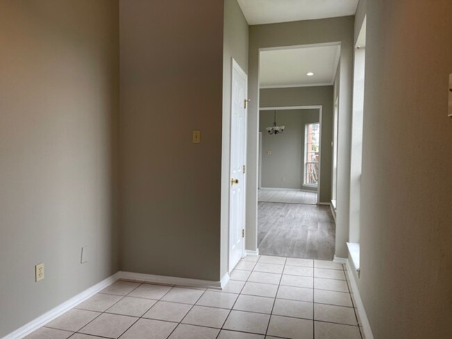 Building Photo - 815-819 Valleybrooke Drive