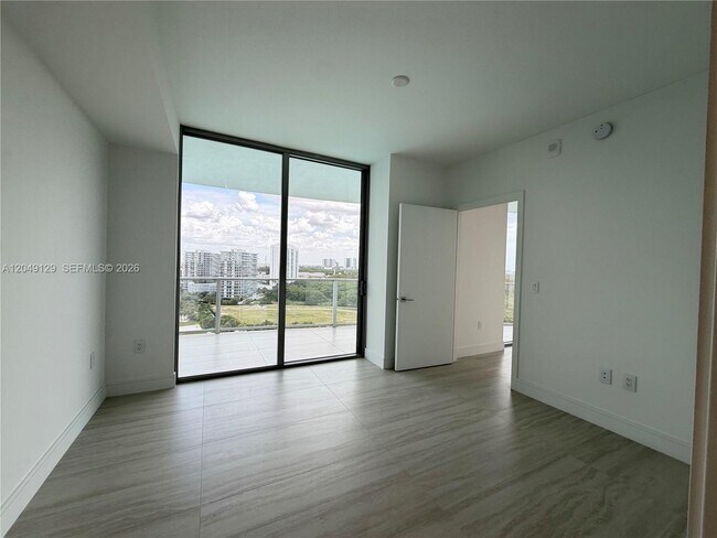 Building Photo - 2411 Laguna Cir