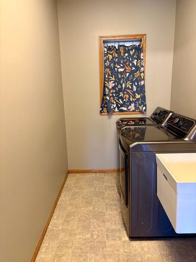 Building Photo - Large Lakeville Home for Lease