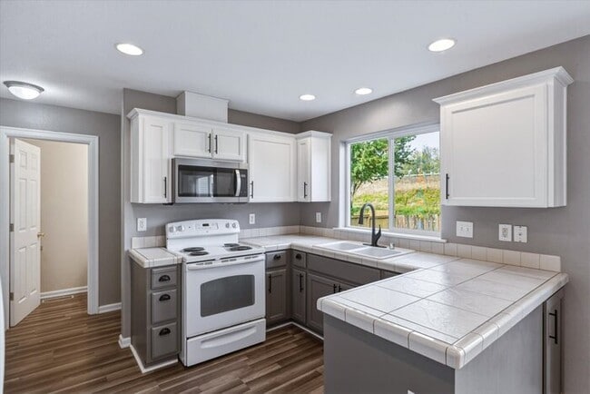 Building Photo - THREE BEDROOM PLUS BONUS OR FOURTH BEDROOM