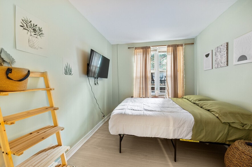 Building Photo - 252 E 33rd St