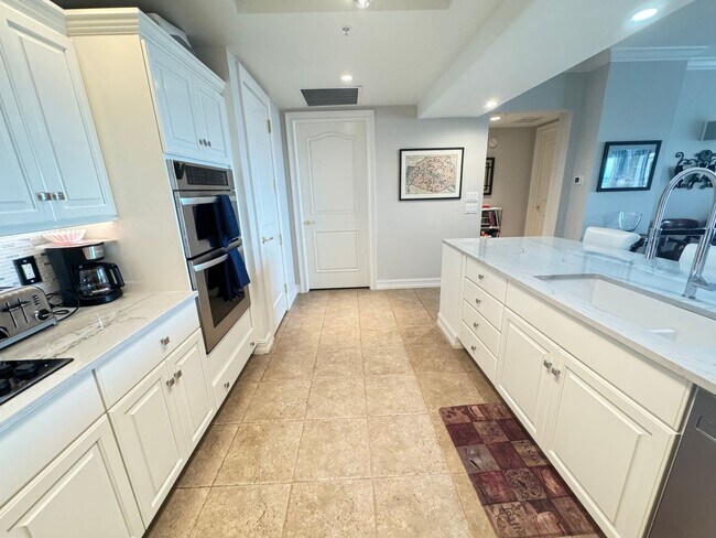 Building Photo - Seasonal/short term 3/2 renovated Ritz Carlton beauty with long water views