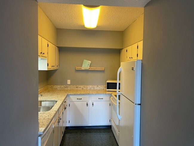 Building Photo - Marvellous Two Bedroom Condo With Perks!