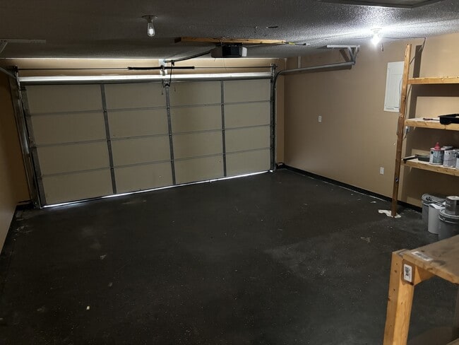 Building Photo - 1042 Live Oak Dr