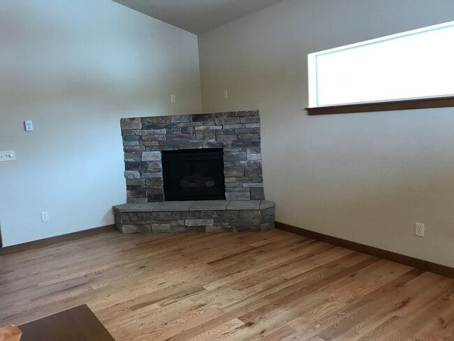 Building Photo - Single Family Home for Rent in Bozeman
