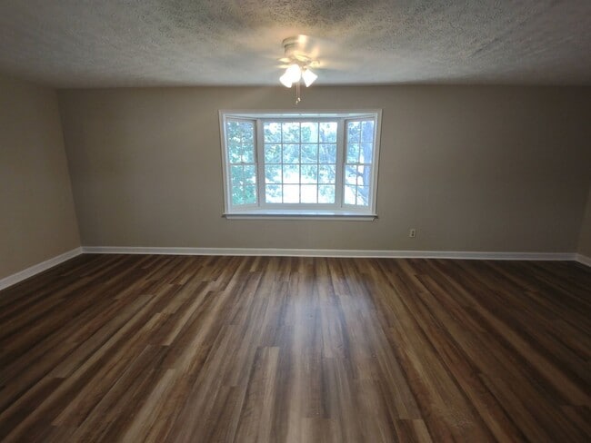 Building Photo - Downtown PC with River View